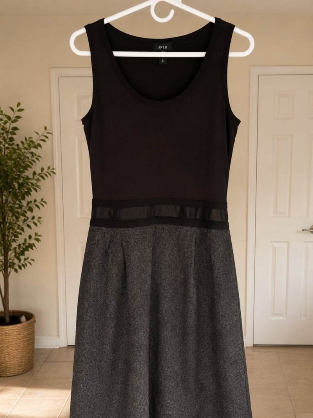 Banana Republic Sleeveless Colorblock Sheath Dress Black Gray Mesh Waist Size 2